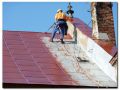 pracownik wysokościowy w trudnodostępnych miejscach dachu z blachy ocynk 