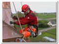 montaż opierzeń miedzianych przez alpinistę na hełmie wieży